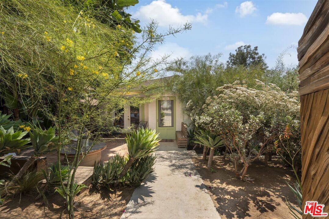 1936 N Alvarado St in Los Angeles, CA - Building Photo