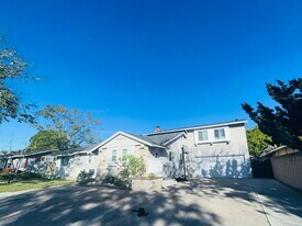 1318 S Kings Ct Dr in Anaheim, CA - Building Photo