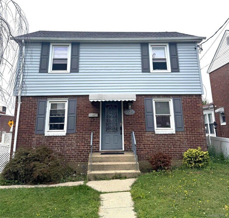 303 Beebe Rd in Mineola, NY - Foto de edificio