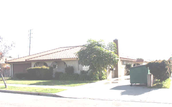 9562 Cedar St in Bellflower, CA - Building Photo