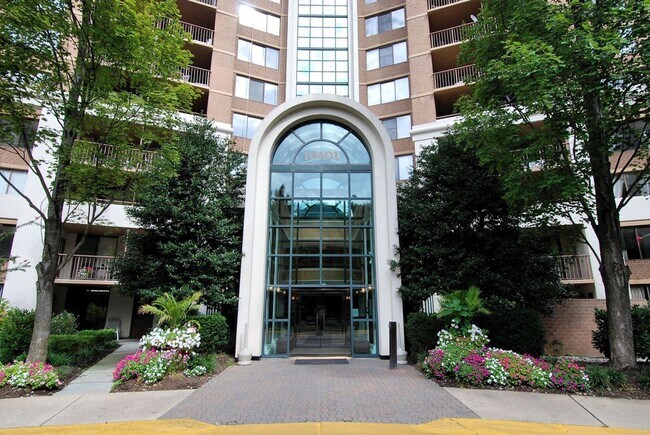 10101 Grosvenor Pl in Rockville, MD - Building Photo - Building Photo