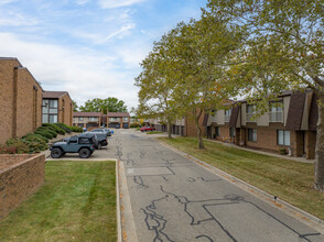 London Square Apartments in Canton, OH - Building Photo - Building Photo