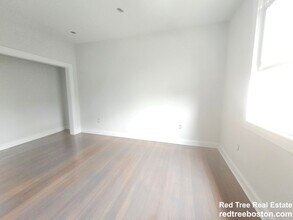 457 Centre St, Unit 302 in Newton, MA - Foto de edificio - Building Photo