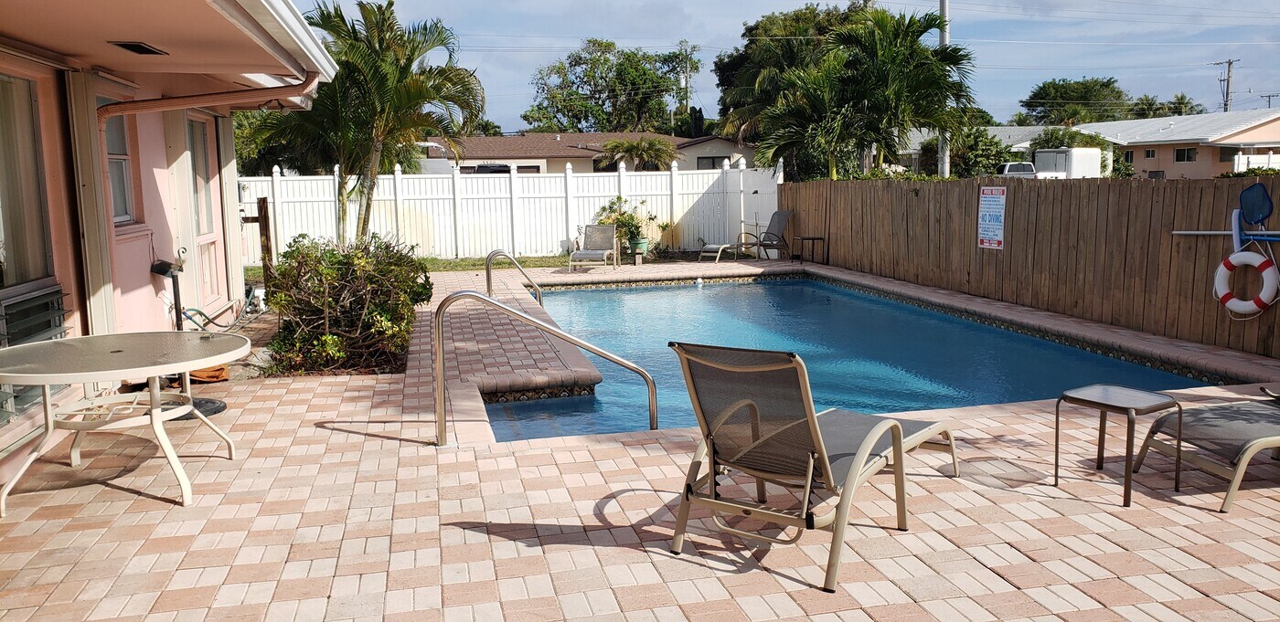 1761 NE 55th St in Fort Lauderdale, FL - Building Photo