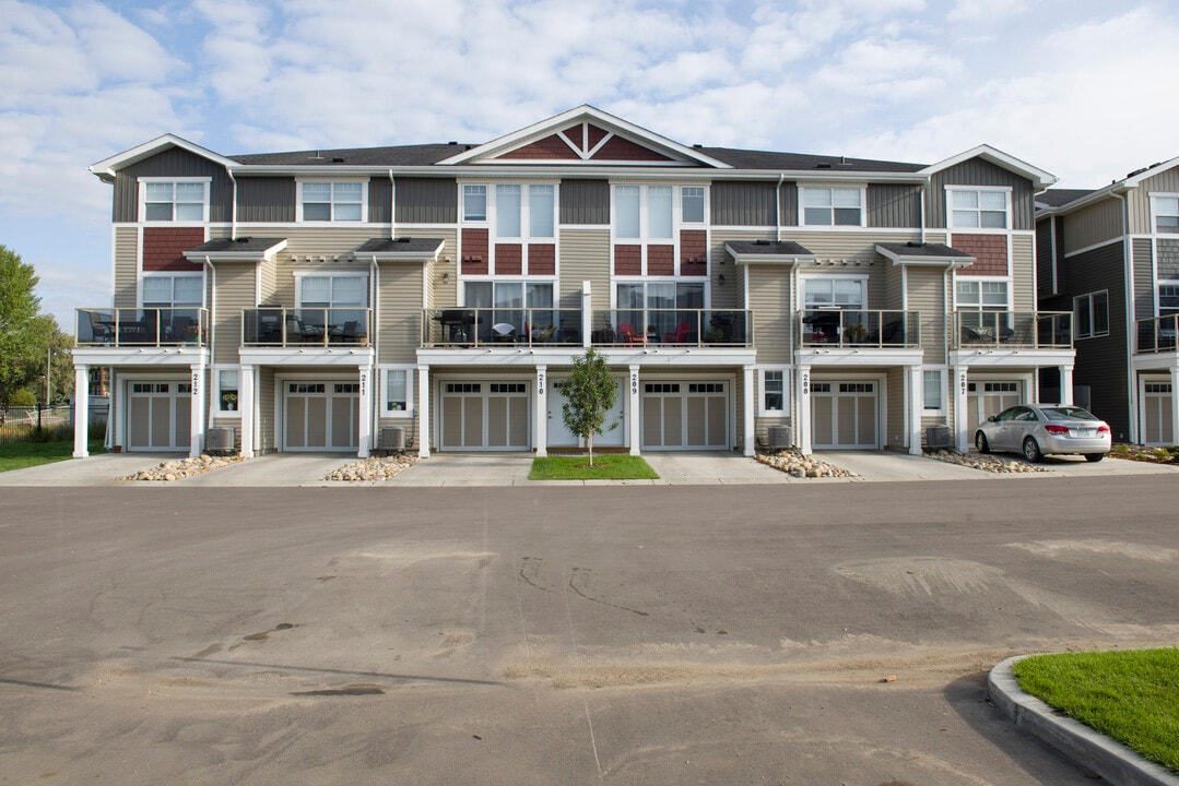 Bravo Townhomes in Saskatoon, SK - Building Photo