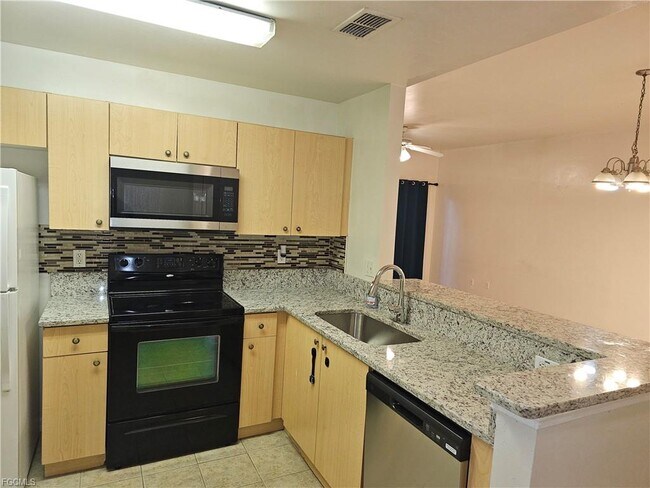 4104 Bellasol Cir in Ft. Myers, FL - Foto de edificio - Building Photo