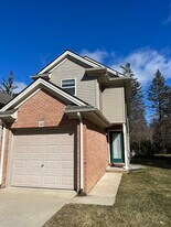 443 South St in South Lyon, MI - Building Photo