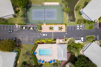 Pine Haven Condominiums in Bonita Springs, FL - Foto de edificio - Building Photo