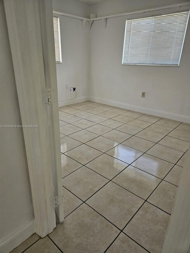 2647 NE 204th Terrace in Miami, FL - Building Photo - Building Photo