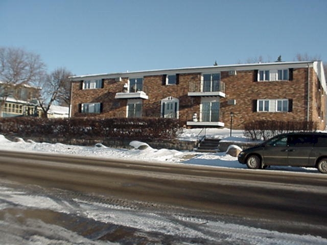 Regency Apartments in Pierre, SD - Foto de edificio