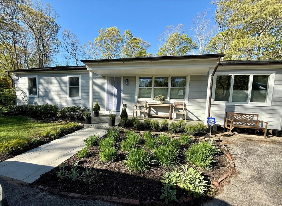 11 Post Crossing in East Quogue, NY - Building Photo