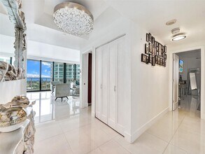 20281 E Country Club Dr in Aventura, FL - Foto de edificio - Building Photo