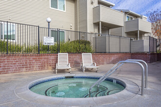 Pepperwood Knoll Apartments in Sacramento, CA - Building Photo - Building Photo