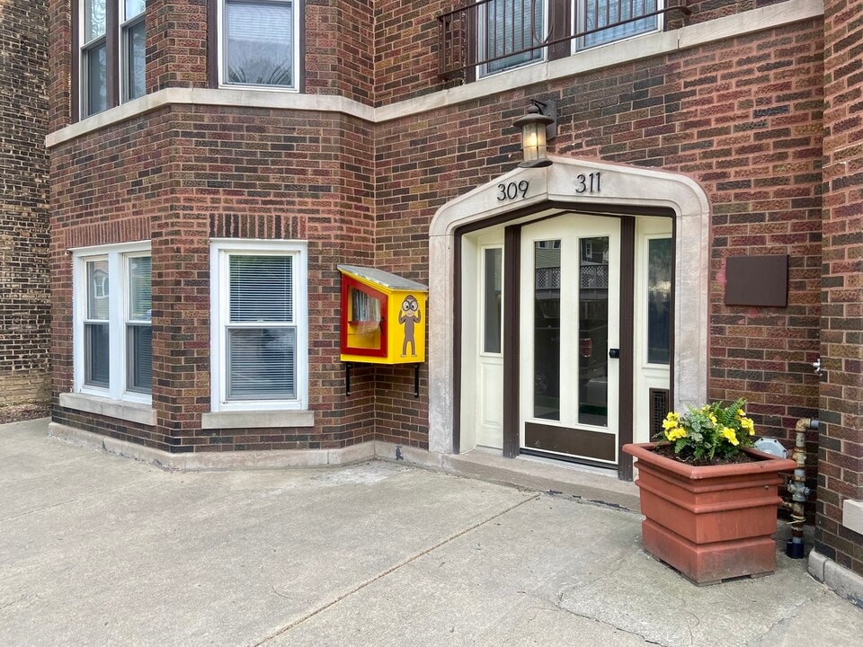 311 W Harrison St in Oak Park, IL - Building Photo