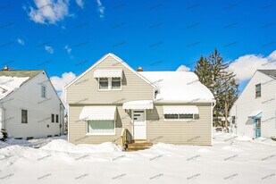 19605 Longview Ave in Maple Heights, OH - Building Photo