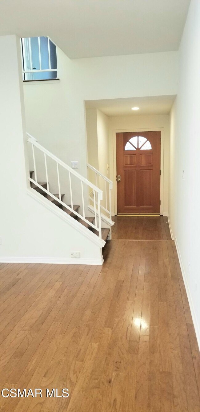 3075 E Hillcrest Dr in Westlake Village, CA - Building Photo - Building Photo