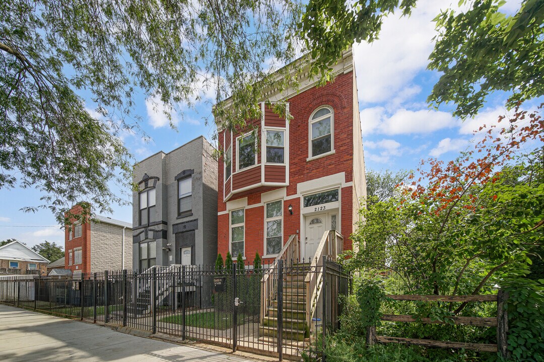 2123 W Adams St in Chicago, IL - Foto de edificio