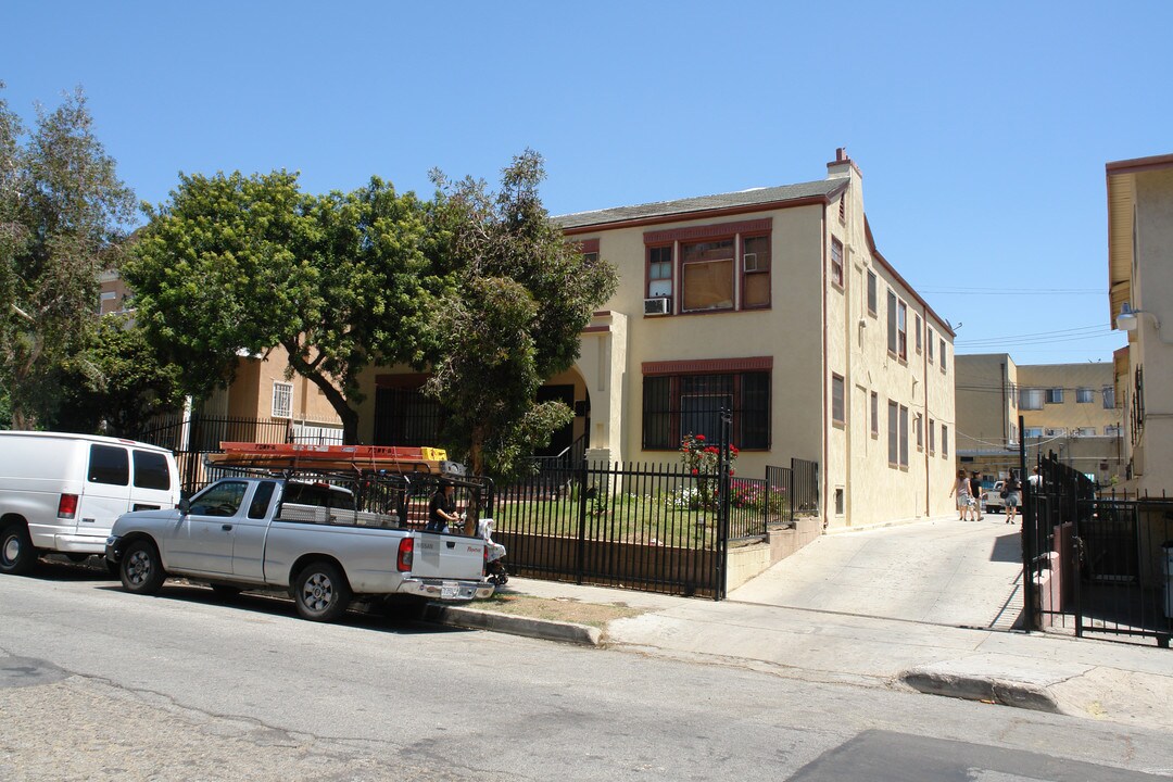 740 S Manhattan Pl in Los Angeles, CA - Foto de edificio