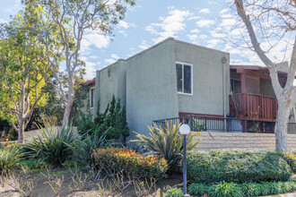 MacArthur Village in Santa Ana, CA - Foto de edificio - Building Photo