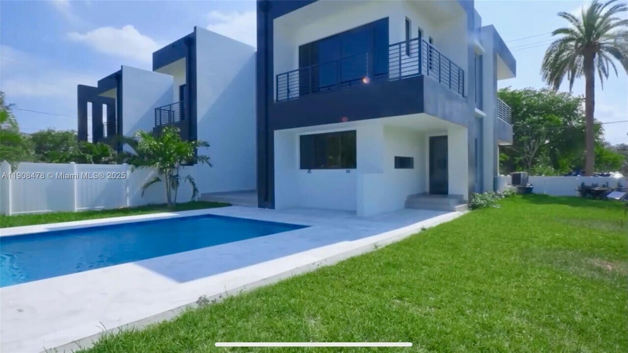 2342 McKinley St in Hollywood, FL - Building Photo