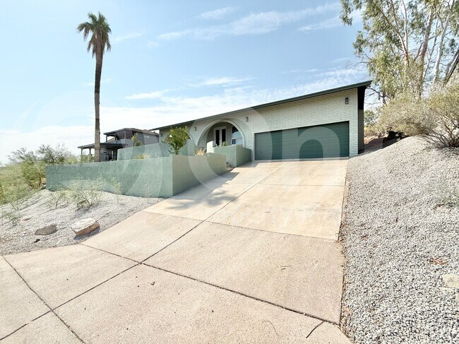 1701 E Camino del Santo