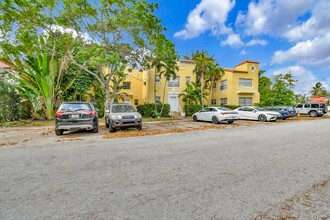 670 W 46th St in Miami Beach, FL - Building Photo - Primary Photo