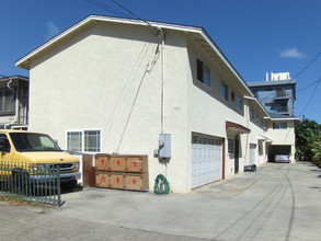 735 Makaleka Ave in Honolulu, HI - Building Photo - Building Photo