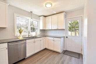 291 Crompton Rd in East Greenwich, RI - Building Photo - Building Photo