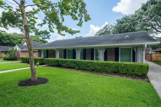 9214 Riddlewood Ln in Houston, TX - Foto de edificio - Building Photo