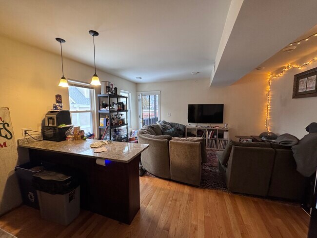 21-23 Weitz St. Unit 2, Unit 2 in Boston, MA - Building Photo - Building Photo