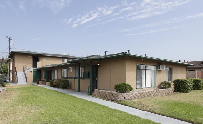 Ball Road Apartments in Anaheim, CA - Foto de edificio - Building Photo