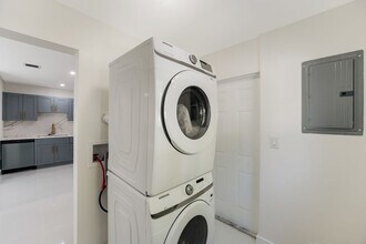 2148 NW 48th St in Miami, FL - Building Photo - Building Photo