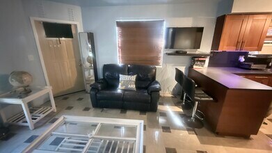 1701 Hayes St, Unit 4 in Hollywood, FL - Building Photo - Building Photo