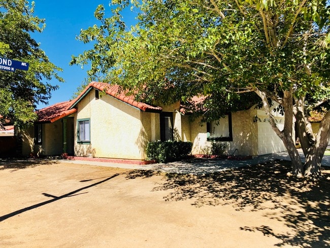 37007 Pond Ave in Palmdale, CA - Building Photo - Building Photo