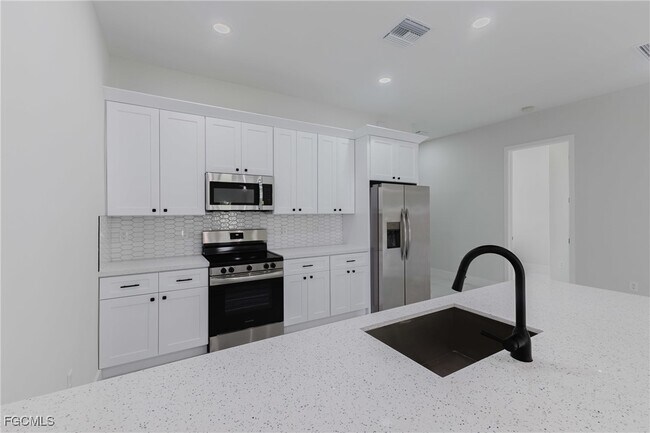 2253 10th Terrace in Lehigh Acres, FL - Building Photo - Building Photo