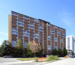 Dickinson Tower in Toronto, ON - Building Photo - Building Photo