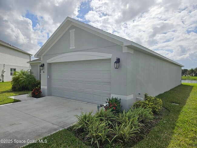 586 Cooper Ct in Palm Bay, FL - Building Photo - Building Photo