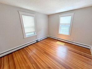 8 Arthur St, Unit 1 in Salem, MA - Foto de edificio - Building Photo