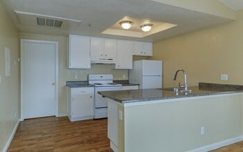 Rosedown Apartments in Sacramento, CA - Foto de edificio - Building Photo