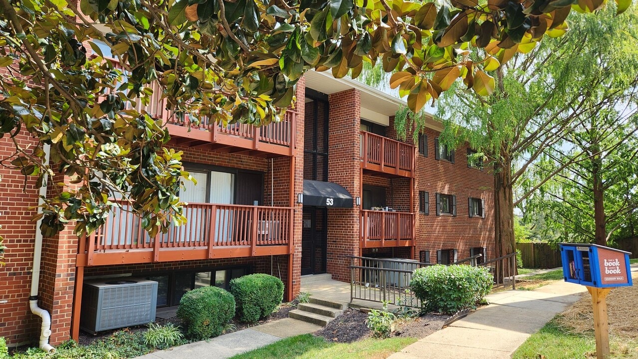 53 Skyhill Rd in Alexandria, VA - Building Photo