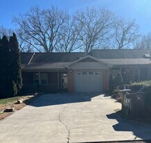 2005 Locarno Dr in Knoxville, TN - Building Photo