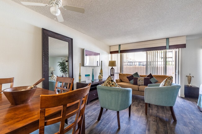 Villas at Desert Pointe in Las Vegas, NV - Building Photo - Building Photo