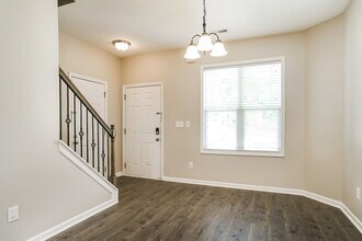 105 Oakdale Ave in Clayton, NC - Foto de edificio - Building Photo