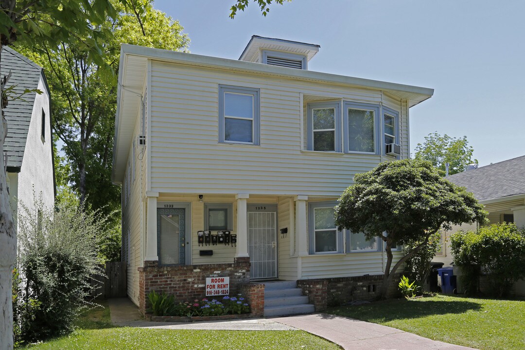 1233-1235 32nd St in Sacramento, CA - Building Photo