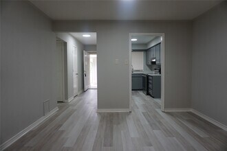 1915 Normal Park Dr in Huntsville, TX - Building Photo - Building Photo