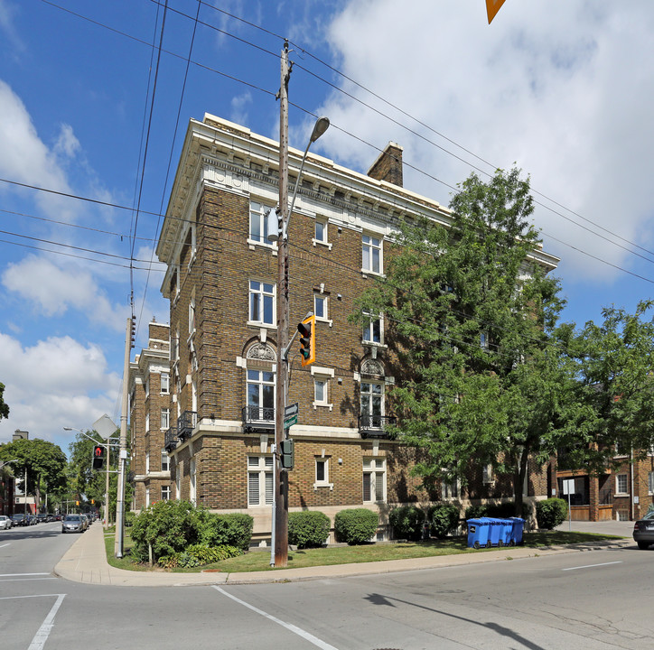 Herkimer Apartments in Hamilton, ON - Building Photo