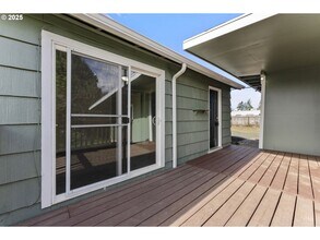 63701 Chamberlain Rd in Coos Bay, OR - Building Photo - Building Photo