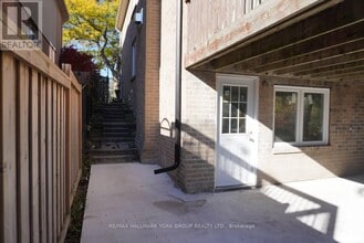 259 Glenway Cir in Newmarket, ON - Building Photo - Building Photo