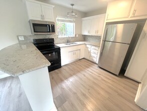 931 W 19th St, Unit 8 in Costa Mesa, CA - Foto de edificio - Building Photo