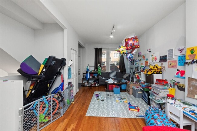 2340 W Montana St, Unit 1F in Chicago, IL - Building Photo - Building Photo